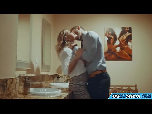❤️ Gava ku blondeyek busty we di nav hewşek gelemperî de dixapîne ️ Kalîteya porno li me ☑